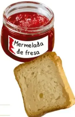 Frasco de mermelada de fresa con etiqueta y una rebanada de pan junto a él.