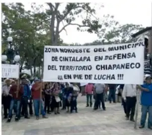 Fotografía de manifestantes con pancartas: 'Zona noroeste del municipio de Cintalapa en defensa del territorio chiapaneco, ¡en pie de lucha!'. Otros carteles piden 'No al despojo'.