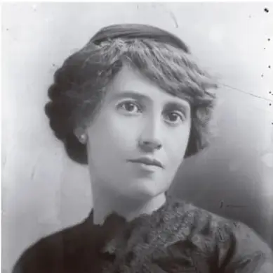 Retrato en blanco y negro de una mujer joven con cabello recogido, probablemente una figura histórica de la época revolucionaria.