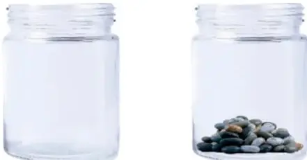 Dos frascos de vidrio vacíos; uno de ellos ya contiene piedras pequeñas en el fondo.