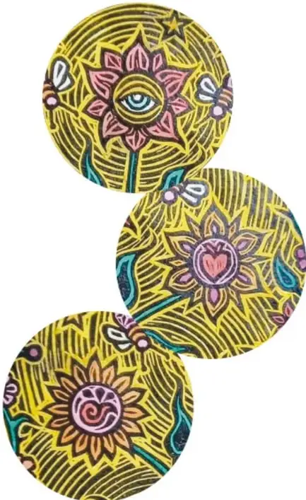 Tres círculos encadenados con flores: la primera con un ojo, la segunda con un corazón y la tercera con una espiral o glifo; fondo amarillo con líneas y hojas.