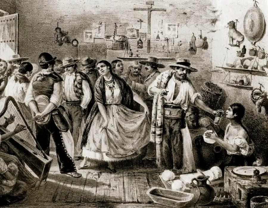 Litografía de 1869 titulada «Trajes mexicanos» que muestra una escena doméstica mexicana del siglo XIX: hombres y mujeres con trajes tradicionales (faldas largas, rebozos, sombreros), una mujer bailando al centro, un arpa a la izquierda, y en la parte derecha una mujer cocinando junto a cazuelas, ollas de barro y un comal; en el muro hay objetos colgados, cuadros y un crucifijo.