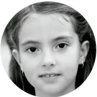 Ilustración de niños y niñas sosteniendo un cartel con la frase «Mi derecho»; a un lado, un caballete con un paisaje y una mesa con materiales.