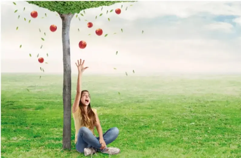 Niña sentada bajo un árbol del que caen manzanas; ilustra la fuerza de atracción a distancia (peso).