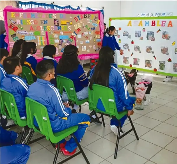 Fotografía de alumnos en asamblea frente a murales del proyecto; crédito Luis Eduardo García Medel, Tlaxcala