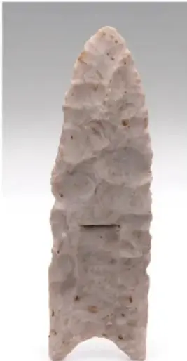 Fotografía de una punta de lanza de piedra tallada, similar a las puntas Clovis.