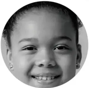 Fotografía de una niña sonriente.