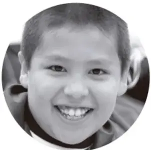 Fotografía de un niño sonriente con uniforme escolar.