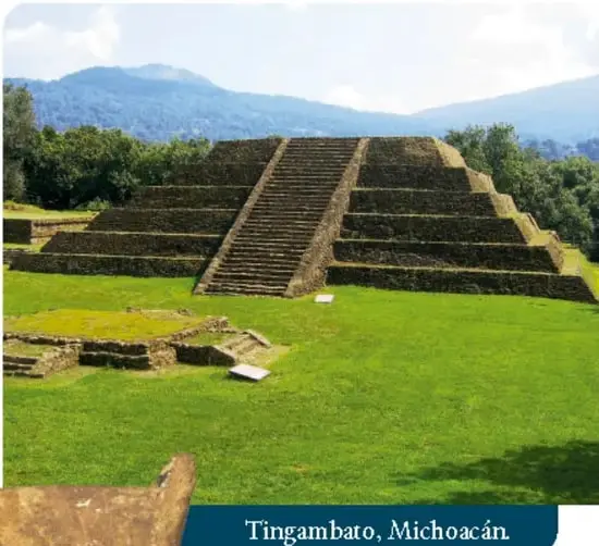 Basamento piramidal escalonado con escalinata central, rodeado de vegetación, etiquetado Tingambato, Michoacán.