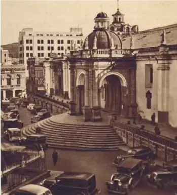 Fotografía del centro histórico de Quito, que muestra una ciudad modernizada en la década de 1930.