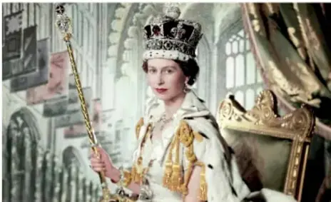 Coronación de la reina Isabel II en 1953, con corona y manto real.