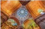 Imagen de un interior arquitectónico religioso que ilustra la relación entre arte y religión.