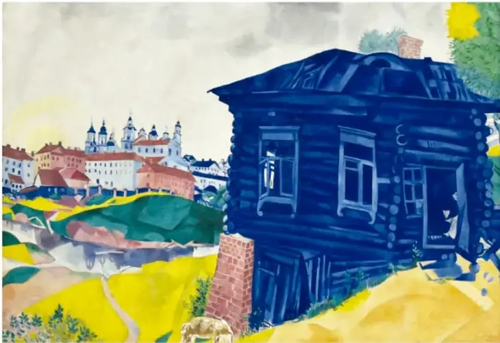 Reproducción de La casa azul (1920) de Marc Chagall: una casa azul de madera en primer plano, con una ventana iluminada y una chimenea; al fondo, un pueblo con cúpulas y tejados, colinas verdes y amarillas y un cielo claro. Pie de imagen: 'La casa azul, 1920, Marc Chagall (1887-1985)'.