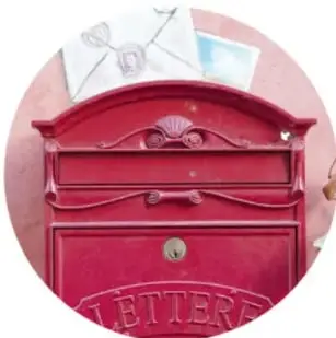 Buzón rojo circular de correos con cartas asomando, dentro de un círculo decorativo.