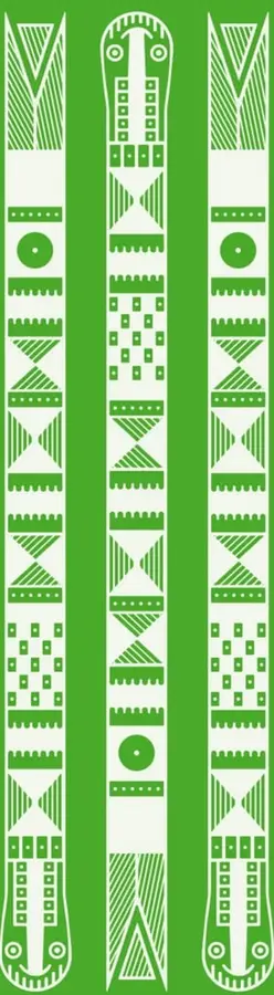 Franja verde con tres barras verticales de motivos geométricos indígenas en blanco (triángulos, zigzag, escalones, círculos) rematadas en extremos antropomorfos con rostro estilizado; diseño de arte textil o grafismo prehispánico.