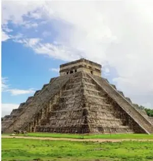 Ilustración de pirámide maya escalonada (estilo Chichén Itzá) en la selva.