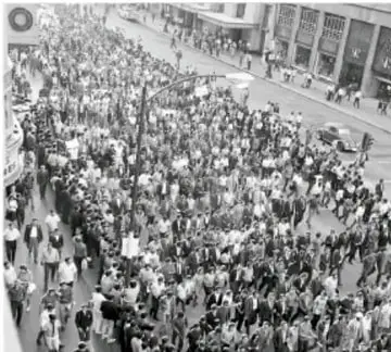 Fotografía histórica en blanco y negro de una multitud en marcha durante las protestas estudiantiles de 1968 en México.