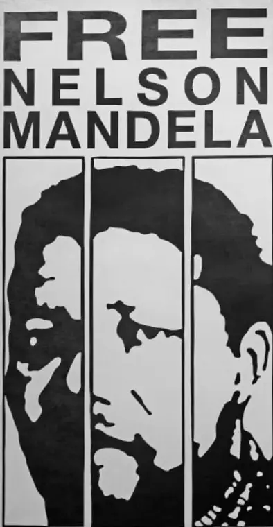 Póster tipográfico en blanco y negro con el lema 'FREE NELSON MANDELA' sobre la silueta de Nelson Mandela vista a través de las rejas de una celda.