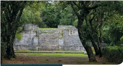 Templo de la Serpiente Emplumada en Xochicalco, Morelos, con relieves tallados en piedra.