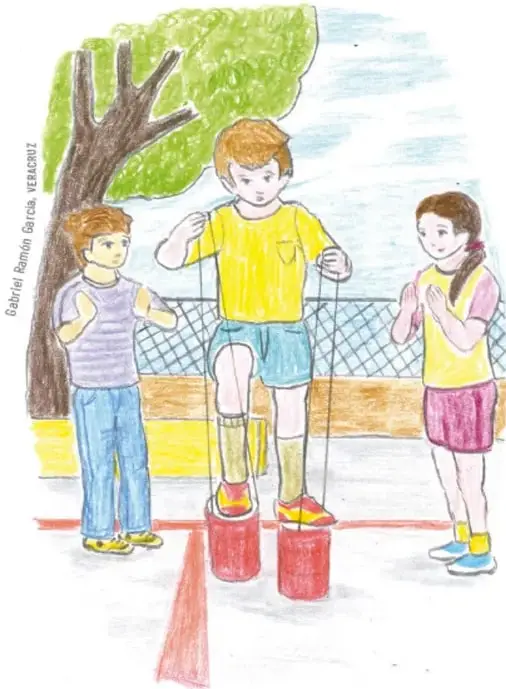 Dibujo de tres niños en el patio: uno con camiseta amarilla camina sobre zancos de latas rojas sosteniendo los cordones, mientras dos compañeros lo animan con los pulgares arriba; hay un árbol y una cerca. Crédito: Gabriel Ramón García, Veracruz.