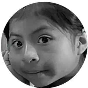 Fotografía en blanco y negro, recortada en círculo, de un niño mirando hacia arriba.