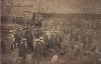 Fotografía histórica en blanco y negro de una hacienda con una gran población indígena.