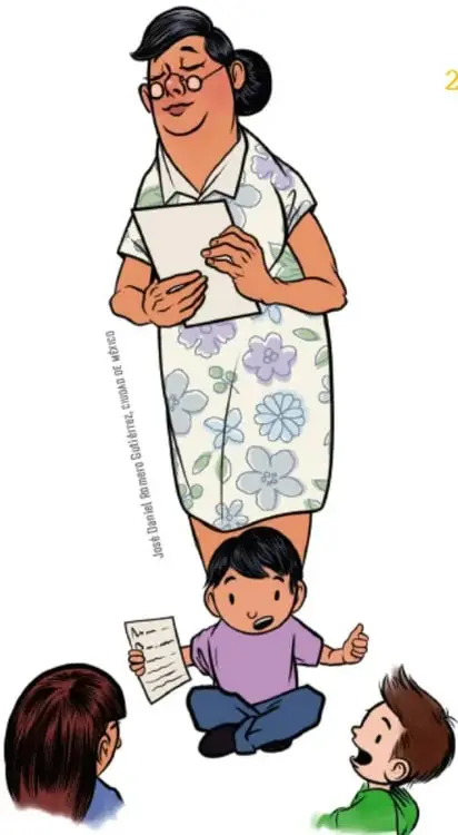 Maestra de pie con una hoja en las manos frente a tres estudiantes sentados en el piso que escuchan y participan.