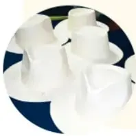 Piezas de cestería de Baja California Sur: recipientes tejidos con diseños geométricos morados y anaranjados.