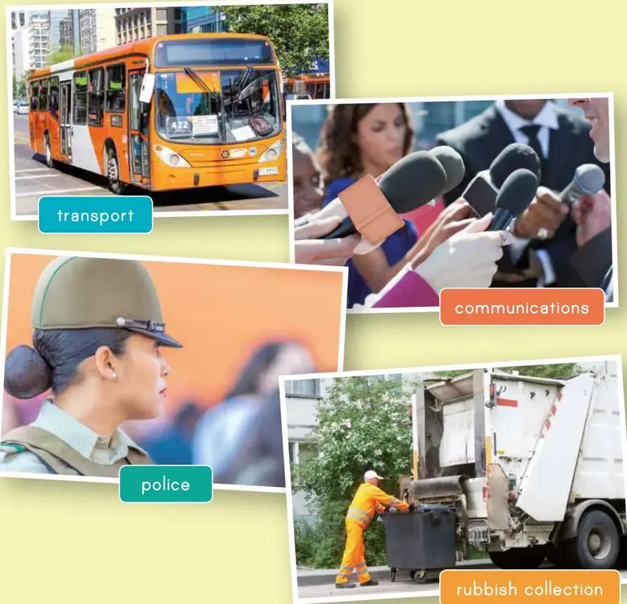 Autobús naranja de transporte público circulando por una calle de la ciudad.