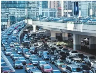 Congestión vehicular en una ciudad, como ejemplo de contaminación acústica.