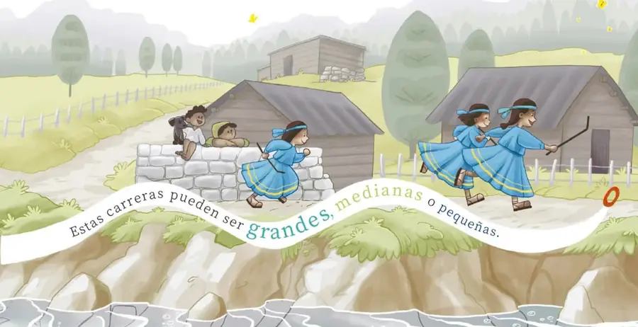 Paisaje serrano con cerros, árboles, un río y casas de madera. Dos niñas rarámuri con blusas y faldas azules corren por un camino de tierra guiando un aro con una varilla; dos niños las observan sentados sobre un muro de piedra.