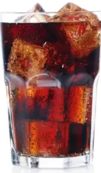 Fotografía de un vaso con refresco oscuro con hielo, ejemplo cotidiano de una disolución.