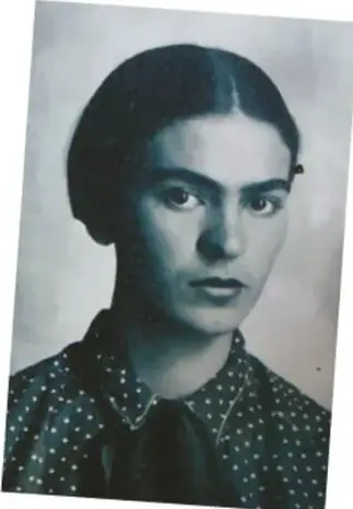 Fotografía en blanco y negro de Frida Kahlo, reconocida artista mexicana, con blusa de lunares y cabello recogido.