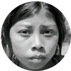 Fotografía de una mujer joven con expresión de preocupación.