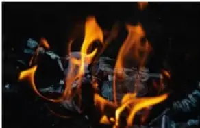 Fuego de leñas encendidas, ejemplo de combustión (reacción redox).