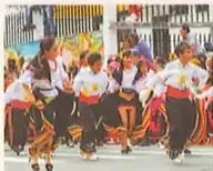 Fotografía de niños bailando en las calles de Baños de Agua Santa, Ecuador.