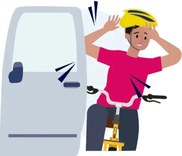 Ilustración de un ciclista con casco amarillo que choca contra la puerta abierta de un auto gris; el ciclista muestra sorpresa. Crédito: Isar Emmanuel Díaz Rojas, Guanajuato.