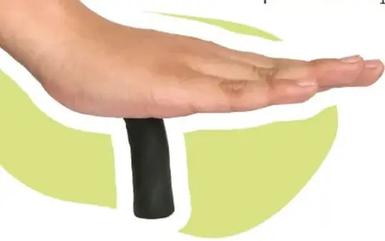 Palma de la mano con la plastilina ya aplastada en forma de bolita baja.