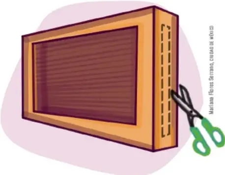 Caja de cartón con el rectángulo frontal recortado con tijeras.