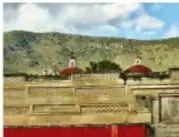Fachada del Palacio de Mitla, Oaxaca, con estructura escalonada.