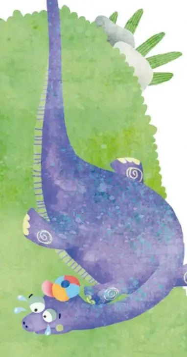 Ilustración de Cuellito, un dinosaurio de color morado con manchas, acostado sobre el pasto verde con flores de colores en la cabeza.