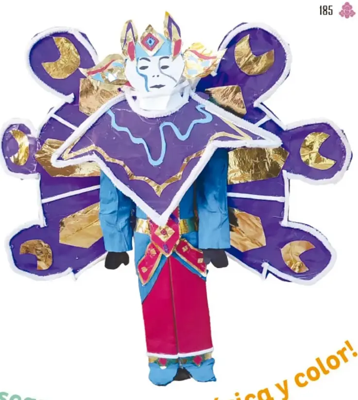 Fotografía de un traje artesanal de danzante: máscara blanca con corona, capa morada con medias lunas doradas, pantalón rojo y guantes negros.