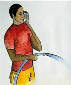 Ilustración de un hombre con camiseta roja bañándose al aire libre con una manguera; firma de Miguel Ángel Luna Vargas, Morelos.