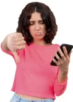 Fotografía de una niña haciendo gesto de desaprobación (pulgar hacia abajo) mientras sostiene un teléfono celular.