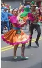 Bailarines en el desfile del Carnaval de Ambato.
