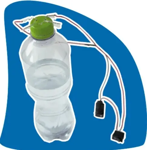 Botella de plástico con tapa verde y cables conectados a LEDs.