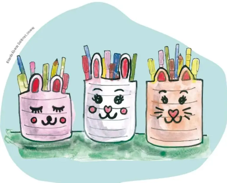 Ilustración de tres portalápices hechos con botellas de plástico recicladas, decorados con caritas de animales (conejo, gato y león) y llenos de lápices de colores.