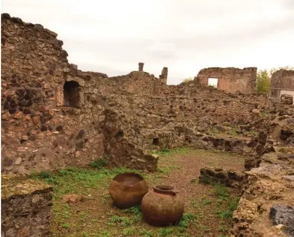 Fotografía de ruinas o estructuras de una civilización antigua (probablemente columnas de un sitio arqueológico).