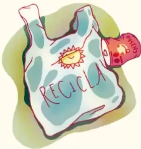 Bote de basura verde con desechos y bolsas de basura alrededor; etiqueta 'RECICLA'.