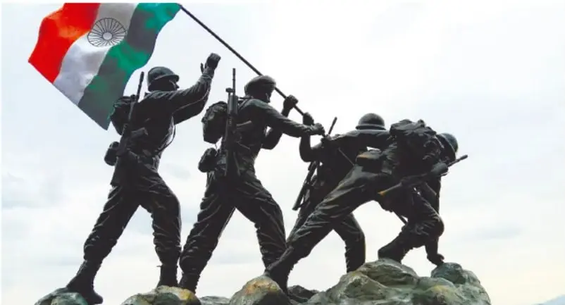 Monumento escultórico de soldados izando la bandera de la India, que conmemora la independencia.
